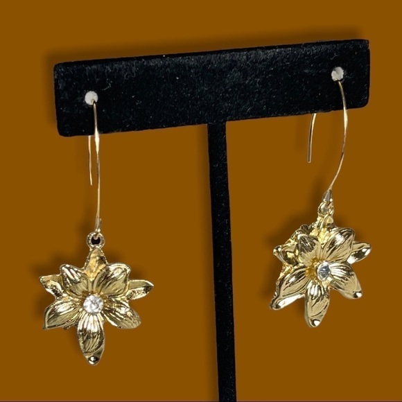 💍 Fire Glow Goldtone Dangle Earrings with Crystal Center - Picture 8 of 13